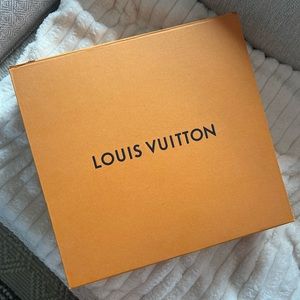 Louis Vuitton box. Cracks at the top corners.